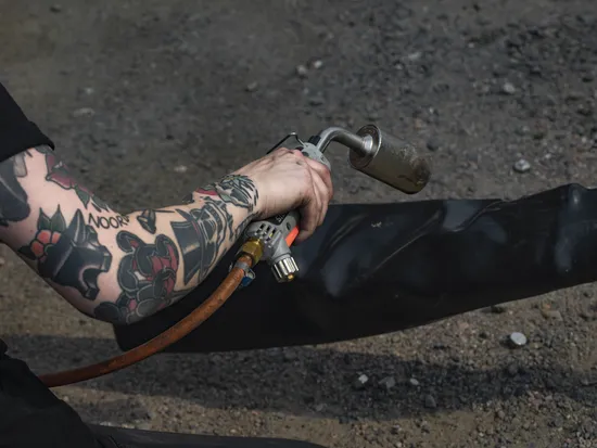 Postavljanje termoplastičnih oznaka na cesti pomoću plamenika